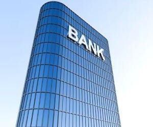 Le criptovalute offrono un elevato potenziale di rendimento e una maggiore libertà finanziaria grazie alla decentralizzazione, operando in un mercato aperto 24 ore su 24, 7 giorni su 7. Tuttavia, rappresentano un asset ad alto rischio a causa dell'estrema volatilità e della mancanza di regolamentazione. I rischi principali includono perdite rapide e falle nella sicurezza informatica. La chiave del successo è investire solo con una strategia chiara e con un capitale che non comprometta la stabilità finanziaria.