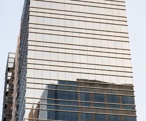 Il Forex offre opportunità di trarre profitto dalle fluttuazioni tra le valute globali in un mercato altamente liquido che opera 24 ore al giorno, ma è anche un'arena ad alto rischio a causa della leva finanziaria, della forte volatilità e dell'impatto delle notizie macroeconomiche; la chiave è fare trading con una strategia chiara, una rigorosa gestione del rischio e solo con il capitale che ci si può permettere di perdere senza compromettere la propria stabilità finanziaria.