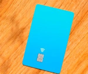 Le criptovalute offrono un elevato potenziale di rendimento e una maggiore libertà finanziaria grazie alla decentralizzazione, operando in un mercato aperto 24 ore su 24, 7 giorni su 7. Tuttavia, rappresentano un asset ad alto rischio a causa dell'estrema volatilità e della mancanza di regolamentazione. I rischi principali includono perdite rapide e falle nella sicurezza informatica. La chiave del successo è investire solo con una strategia chiara e con un capitale che non comprometta la stabilità finanziaria.