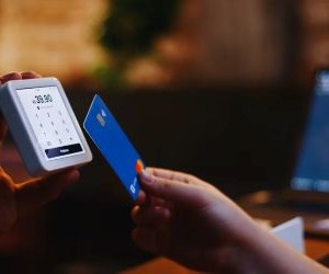 Le criptovalute offrono un elevato potenziale di rendimento e una maggiore libertà finanziaria grazie alla decentralizzazione, operando in un mercato aperto 24 ore su 24, 7 giorni su 7. Tuttavia, rappresentano un asset ad alto rischio a causa dell'estrema volatilità e della mancanza di regolamentazione. I rischi principali includono perdite rapide e falle nella sicurezza informatica. La chiave del successo è investire solo con una strategia chiara e con un capitale che non comprometta la stabilità finanziaria.