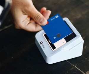 Materie prime come oro, petrolio, prodotti agricoli e metalli industriali offrono opportunità per diversificare il portafoglio e proteggersi dall'inflazione, ma sono anche asset ad alto rischio a causa della volatilità dei prezzi, delle tensioni geopolitiche e degli shock tra domanda e offerta; la chiave è investire con una strategia chiara, comprendendo i fattori trainanti del mercato e solo con capitali che non compromettano la stabilità finanziaria.