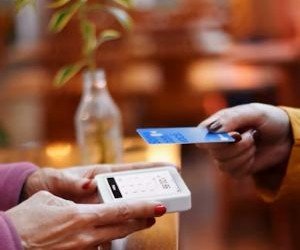 Le criptovalute offrono un elevato potenziale di rendimento e una maggiore libertà finanziaria grazie alla decentralizzazione, operando in un mercato aperto 24 ore su 24, 7 giorni su 7. Tuttavia, rappresentano un asset ad alto rischio a causa dell'estrema volatilità e della mancanza di regolamentazione. I rischi principali includono perdite rapide e falle nella sicurezza informatica. La chiave del successo è investire solo con una strategia chiara e con un capitale che non comprometta la stabilità finanziaria.