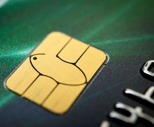 Materie prime come oro, petrolio, prodotti agricoli e metalli industriali offrono opportunità per diversificare il portafoglio e proteggersi dall'inflazione, ma sono anche asset ad alto rischio a causa della volatilità dei prezzi, delle tensioni geopolitiche e degli shock tra domanda e offerta; la chiave è investire con una strategia chiara, comprendendo i fattori trainanti del mercato e solo con capitali che non compromettano la stabilità finanziaria.