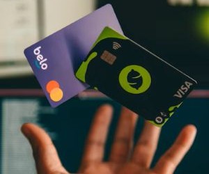 Il Forex offre opportunità di trarre profitto dalle fluttuazioni tra le valute globali in un mercato altamente liquido che opera 24 ore al giorno, ma è anche un'arena ad alto rischio a causa della leva finanziaria, della forte volatilità e dell'impatto delle notizie macroeconomiche; la chiave è fare trading con una strategia chiara, una rigorosa gestione del rischio e solo con il capitale che ci si può permettere di perdere senza compromettere la propria stabilità finanziaria.