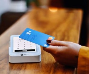 Materie prime come oro, petrolio, prodotti agricoli e metalli industriali offrono opportunità per diversificare il portafoglio e proteggersi dall'inflazione, ma sono anche asset ad alto rischio a causa della volatilità dei prezzi, delle tensioni geopolitiche e degli shock tra domanda e offerta; la chiave è investire con una strategia chiara, comprendendo i fattori trainanti del mercato e solo con capitali che non compromettano la stabilità finanziaria.