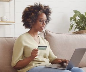 Materie prime come oro, petrolio, prodotti agricoli e metalli industriali offrono opportunità per diversificare il portafoglio e proteggersi dall'inflazione, ma sono anche asset ad alto rischio a causa della volatilità dei prezzi, delle tensioni geopolitiche e degli shock tra domanda e offerta; la chiave è investire con una strategia chiara, comprendendo i fattori trainanti del mercato e solo con capitali che non compromettano la stabilità finanziaria.