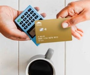 Il Forex offre opportunità di trarre profitto dalle fluttuazioni tra le valute globali in un mercato altamente liquido che opera 24 ore al giorno, ma è anche un'arena ad alto rischio a causa della leva finanziaria, della forte volatilità e dell'impatto delle notizie macroeconomiche; la chiave è fare trading con una strategia chiara, una rigorosa gestione del rischio e solo con il capitale che ci si può permettere di perdere senza compromettere la propria stabilità finanziaria.