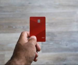 Il Forex offre opportunità di trarre profitto dalle fluttuazioni tra le valute globali in un mercato altamente liquido che opera 24 ore al giorno, ma è anche un'arena ad alto rischio a causa della leva finanziaria, della forte volatilità e dell'impatto delle notizie macroeconomiche; la chiave è fare trading con una strategia chiara, una rigorosa gestione del rischio e solo con il capitale che ci si può permettere di perdere senza compromettere la propria stabilità finanziaria.