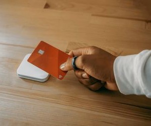 Il Forex offre opportunità di trarre profitto dalle fluttuazioni tra le valute globali in un mercato altamente liquido che opera 24 ore al giorno, ma è anche un'arena ad alto rischio a causa della leva finanziaria, della forte volatilità e dell'impatto delle notizie macroeconomiche; la chiave è fare trading con una strategia chiara, una rigorosa gestione del rischio e solo con il capitale che ci si può permettere di perdere senza compromettere la propria stabilità finanziaria.