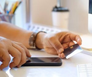 Il Forex offre opportunità di trarre profitto dalle fluttuazioni tra le valute globali in un mercato altamente liquido che opera 24 ore al giorno, ma è anche un'arena ad alto rischio a causa della leva finanziaria, della forte volatilità e dell'impatto delle notizie macroeconomiche; la chiave è fare trading con una strategia chiara, una rigorosa gestione del rischio e solo con il capitale che ci si può permettere di perdere senza compromettere la propria stabilità finanziaria.