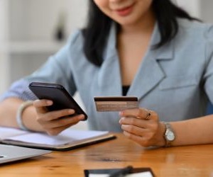 Il Forex offre opportunità di trarre profitto dalle fluttuazioni tra le valute globali in un mercato altamente liquido che opera 24 ore al giorno, ma è anche un'arena ad alto rischio a causa della leva finanziaria, della forte volatilità e dell'impatto delle notizie macroeconomiche; la chiave è fare trading con una strategia chiara, una rigorosa gestione del rischio e solo con il capitale che ci si può permettere di perdere senza compromettere la propria stabilità finanziaria.