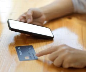 Il Forex offre opportunità di trarre profitto dalle fluttuazioni tra le valute globali in un mercato altamente liquido che opera 24 ore al giorno, ma è anche un'arena ad alto rischio a causa della leva finanziaria, della forte volatilità e dell'impatto delle notizie macroeconomiche; la chiave è fare trading con una strategia chiara, una rigorosa gestione del rischio e solo con il capitale che ci si può permettere di perdere senza compromettere la propria stabilità finanziaria.