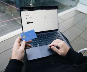 Il Forex offre opportunità di trarre profitto dalle fluttuazioni tra le valute globali in un mercato altamente liquido che opera 24 ore al giorno, ma è anche un'arena ad alto rischio a causa della leva finanziaria, della forte volatilità e dell'impatto delle notizie macroeconomiche; la chiave è fare trading con una strategia chiara, una rigorosa gestione del rischio e solo con il capitale che ci si può permettere di perdere senza compromettere la propria stabilità finanziaria.