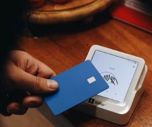 Il Forex offre opportunità di trarre profitto dalle fluttuazioni tra le valute globali in un mercato altamente liquido che opera 24 ore al giorno, ma è anche un'arena ad alto rischio a causa della leva finanziaria, della forte volatilità e dell'impatto delle notizie macroeconomiche; la chiave è fare trading con una strategia chiara, una rigorosa gestione del rischio e solo con il capitale che ci si può permettere di perdere senza compromettere la propria stabilità finanziaria.