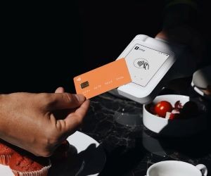 Il Forex offre opportunità di trarre profitto dalle fluttuazioni tra le valute globali in un mercato altamente liquido che opera 24 ore al giorno, ma è anche un'arena ad alto rischio a causa della leva finanziaria, della forte volatilità e dell'impatto delle notizie macroeconomiche; la chiave è fare trading con una strategia chiara, una rigorosa gestione del rischio e solo con il capitale che ci si può permettere di perdere senza compromettere la propria stabilità finanziaria.