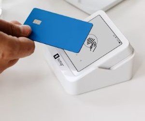 Il Forex offre opportunità di trarre profitto dalle fluttuazioni tra le valute globali in un mercato altamente liquido che opera 24 ore al giorno, ma è anche un'arena ad alto rischio a causa della leva finanziaria, della forte volatilità e dell'impatto delle notizie macroeconomiche; la chiave è fare trading con una strategia chiara, una rigorosa gestione del rischio e solo con il capitale che ci si può permettere di perdere senza compromettere la propria stabilità finanziaria.