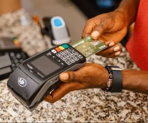 Materie prime come oro, petrolio, prodotti agricoli e metalli industriali offrono opportunità per diversificare il portafoglio e proteggersi dall'inflazione, ma sono anche asset ad alto rischio a causa della volatilità dei prezzi, delle tensioni geopolitiche e degli shock tra domanda e offerta; la chiave è investire con una strategia chiara, comprendendo i fattori trainanti del mercato e solo con capitali che non compromettano la stabilità finanziaria.