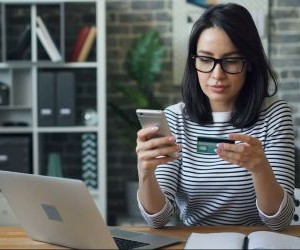 Il Forex offre opportunità di trarre profitto dalle fluttuazioni tra le valute globali in un mercato altamente liquido che opera 24 ore al giorno, ma è anche un'arena ad alto rischio a causa della leva finanziaria, della forte volatilità e dell'impatto delle notizie macroeconomiche; la chiave è fare trading con una strategia chiara, una rigorosa gestione del rischio e solo con il capitale che ci si può permettere di perdere senza compromettere la propria stabilità finanziaria.