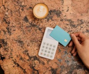 Il Forex offre opportunità di trarre profitto dalle fluttuazioni tra le valute globali in un mercato altamente liquido che opera 24 ore al giorno, ma è anche un'arena ad alto rischio a causa della leva finanziaria, della forte volatilità e dell'impatto delle notizie macroeconomiche; la chiave è fare trading con una strategia chiara, una rigorosa gestione del rischio e solo con il capitale che ci si può permettere di perdere senza compromettere la propria stabilità finanziaria.