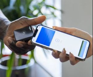 Le criptovalute offrono un elevato potenziale di rendimento e una maggiore libertà finanziaria grazie alla decentralizzazione, operando in un mercato aperto 24 ore su 24, 7 giorni su 7. Tuttavia, rappresentano un asset ad alto rischio a causa dell'estrema volatilità e della mancanza di regolamentazione. I rischi principali includono perdite rapide e falle nella sicurezza informatica. La chiave del successo è investire solo con una strategia chiara e con un capitale che non comprometta la stabilità finanziaria.