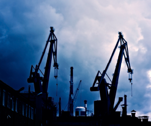 Il petrolio può offrire opportunità di diversificazione del portafoglio e protezione dall’inflazione, ma resta un asset ad alto rischio, caratterizzato da forte volatilità, tensioni geopolitiche e squilibri tra domanda e offerta.